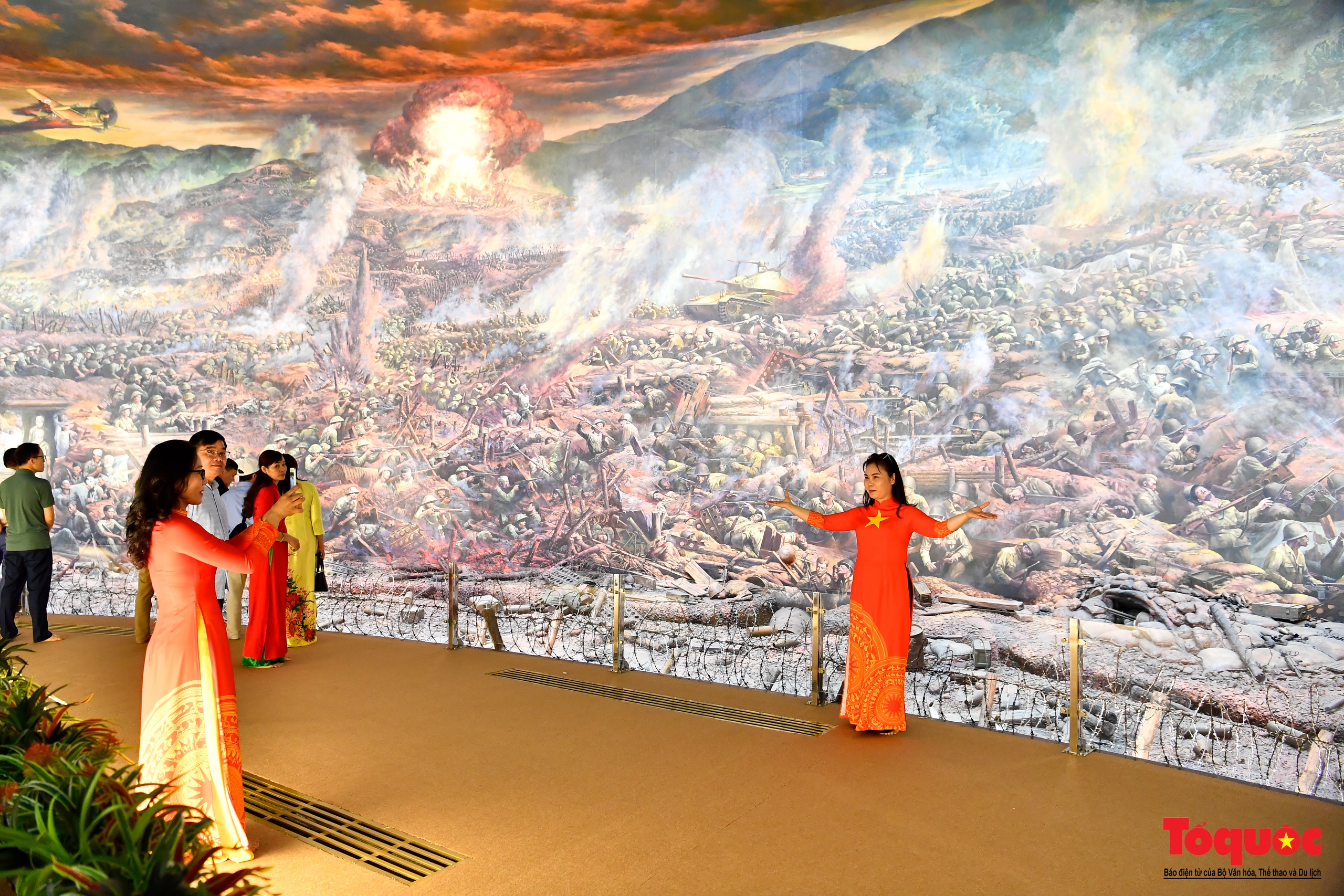 Du khách xúc động khi xem bức tranh toàn cảnh tái hiện chiến dịch Điện Biên Phủ lịch sử - Ảnh 16.